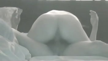 Молодая брюнетка мастурбирует член ножками во времячко порно